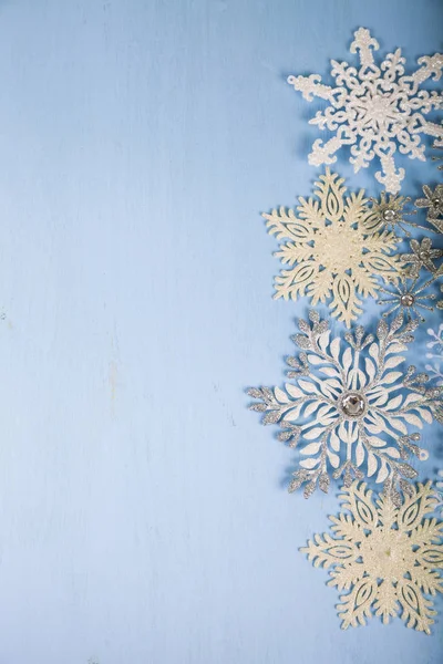 Flocos de neve decorativos prateados em um fundo de madeira azul. Cristo. — Fotografia de Stock