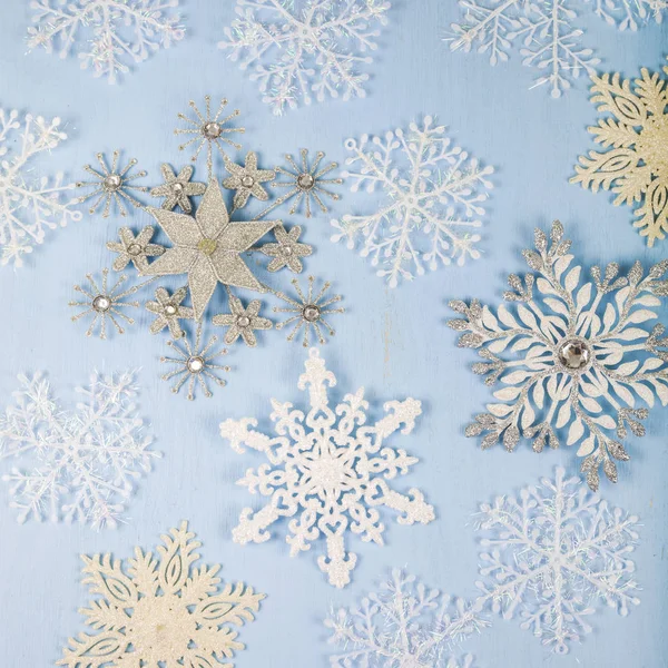 Silberne dekorative Schneeflocken auf blauem Holzgrund. Christi Geburt — Stockfoto