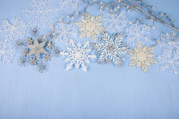 Срібні декоративні сніжинки на синьому тлі дерев'яні. Христос — стокове фото