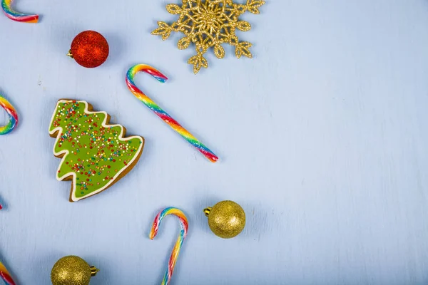 Piernik i cukierki laski na niebieskim tle drewnianych. Christm — Zdjęcie stockowe