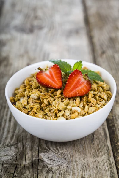 Granola eper egy fából készült asztal. Egészséges táplálkozás a br — Stock Fotó