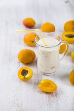 Güler yüzlü veya ahşap bir masa üzerinde yaban mersini ile yoğurt. Lezzetli