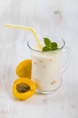 Güler yüzlü veya ahşap bir masa üzerinde yaban mersini ile yoğurt. Lezzetli