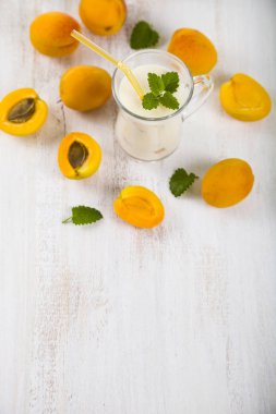 Güler yüzlü veya ahşap bir masa üzerinde yaban mersini ile yoğurt. Lezzetli