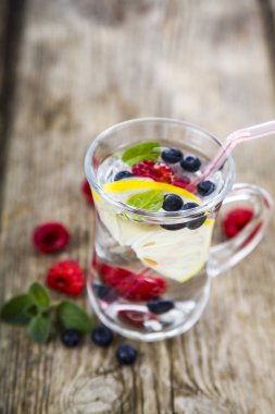 Ahşap bir masa üzerinde taze çilek ile ev yapımı limonata. Kokteyl 