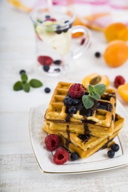 Ahududu, yaban mersini ve nane, Belçika waffle kaplı 