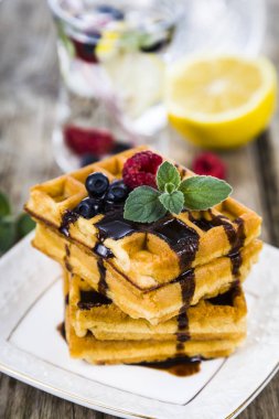 Ahududu, yaban mersini ve nane, Belçika waffle kaplı 