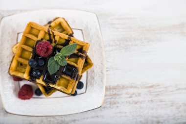 Ahududu, yaban mersini ve nane, Belçika waffle kaplı 