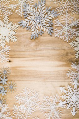 Gümüş kar tanesi üzerinde ahşap bir masa. Noel süslemeleri kapatın