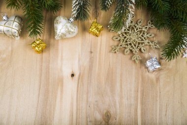 Gümüş kar tanesi ve köknar ahşap bir masa dallarda. Noel 