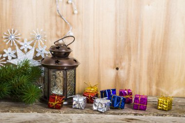 Noel dekorasyonları ahşap arka plan üzerinde. Gümüş kar tanesi