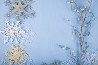Gümüş dekoratif kar taneleri ve mavi ahşap backgro şube