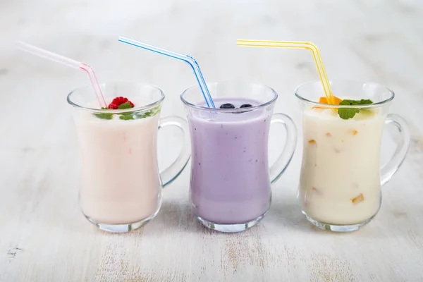 Smoothies ou iogurte com bagas frescas. Milkshakes com raspberr — Fotografia de Stock