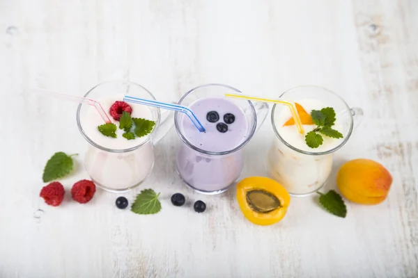 Smoothies ou iogurte com bagas frescas. Milkshakes com raspberr — Fotografia de Stock