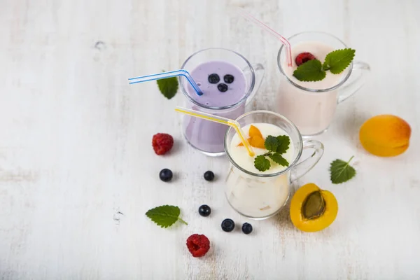 Smoothies ou iogurte com bagas frescas. Milkshakes com raspberr — Fotografia de Stock