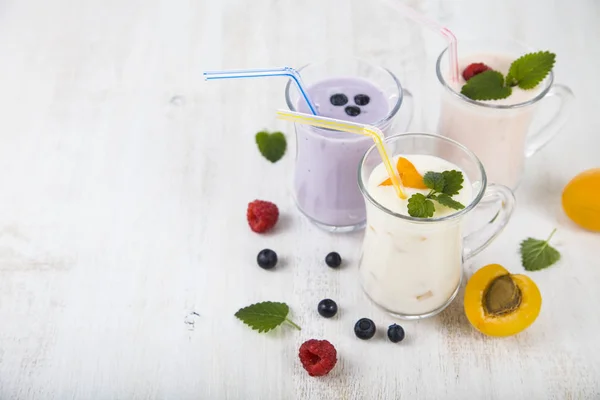 Смузі або йогурт зі свіжими ягодами. Молочні коктейлі з малиною — стокове фото