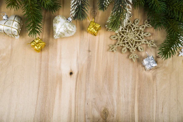 Flocos de neve de prata e ramos de abeto em uma mesa de madeira. Natal. — Fotografia de Stock