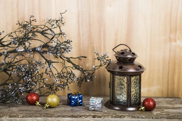 Weihnachtsschmuck auf dem hölzernen Hintergrund. Silberne Schneeflocke — Stockfoto