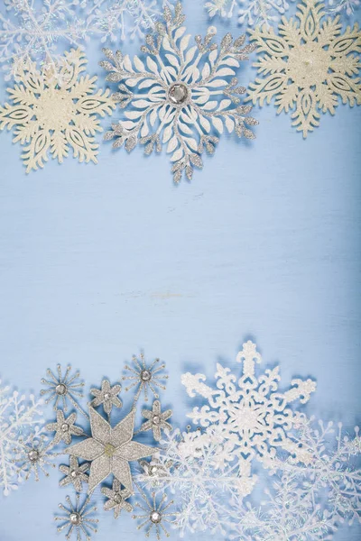 Mavi ahşap arka plan üzerinde gümüş dekoratif kar taneleri. İsa — Stok fotoğraf