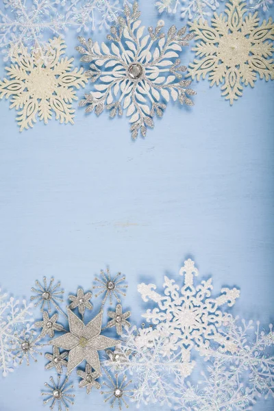 Copos de nieve decorativos de plata sobre un fondo de madera azul. Cristo. — Foto de Stock