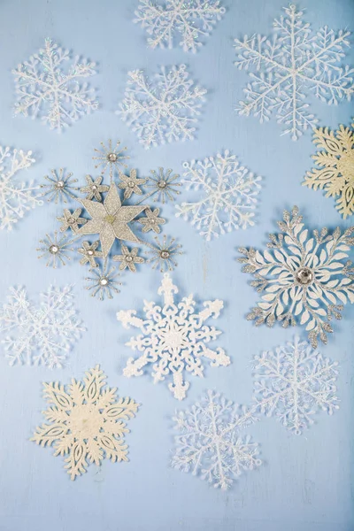 Silberne dekorative Schneeflocken auf blauem Holzgrund. Christi Geburt — Stockfoto