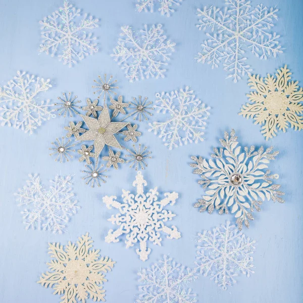 Fiocchi di neve decorativi d'argento su uno sfondo di legno blu. Cristo santo! — Foto Stock