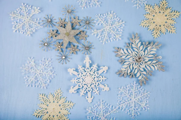 Copos de nieve decorativos de plata sobre un fondo de madera azul. Cristo. —  Fotos de Stock