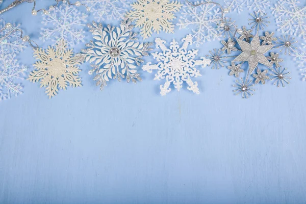 Fiocchi di neve decorativi d'argento su uno sfondo di legno blu. Cristo santo! — Foto Stock