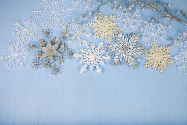 Ezüst dekoratív hópelyhek fa kék háttérrel. Krisztus — Stock Fotó