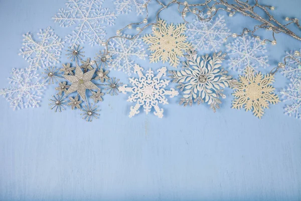 Flocos de neve decorativos prateados em um fundo de madeira azul. Cristo. — Fotografia de Stock