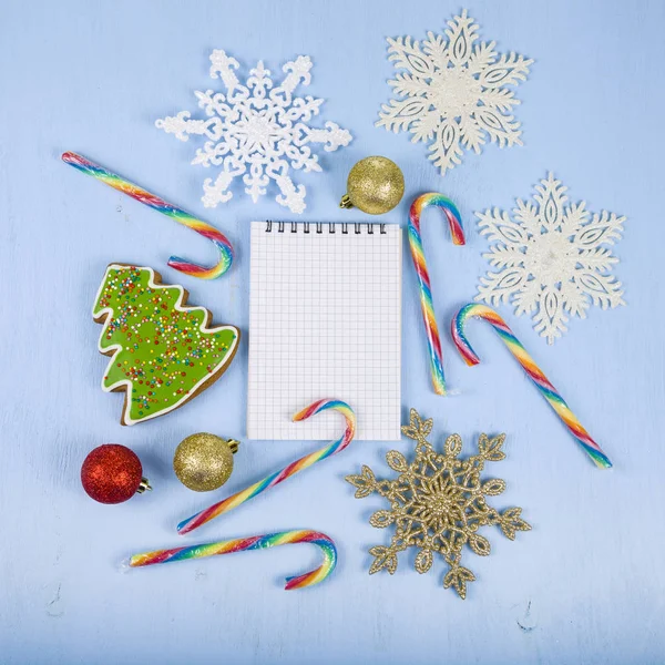 Notebook, snoepjes en peperkoek op een blauwe achtergrond van houten. C — Stockfoto