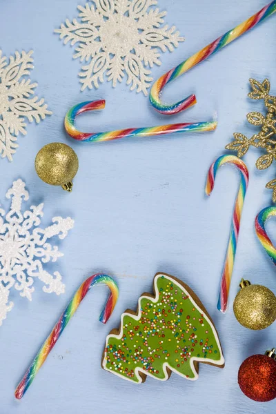 Pão de gengibre e bengalas doces em um fundo de madeira azul. Christm... — Fotografia de Stock