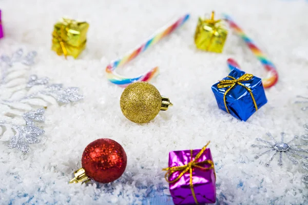 Copos de nieve decorativos de plata y nieve sobre un fondo de madera azul —  Fotos de Stock