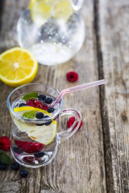 Ahşap bir masa üzerinde taze çilek ile ev yapımı limonata. Kokteyl 