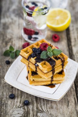 Ahududu, yaban mersini ve nane, Belçika waffle kaplı 