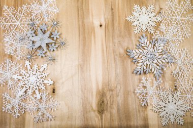 Gümüş kar tanesi üzerinde ahşap bir masa. Noel süslemeleri kapatın