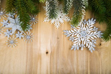 Gümüş kar tanesi ve köknar ahşap bir masa dallarda. Noel 