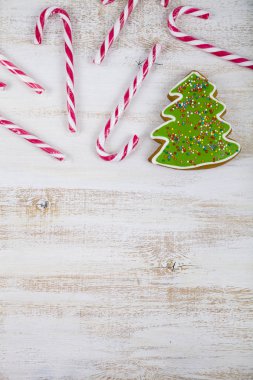 Ahşap arka plan üzerinde gingerbread ve şeker kamışı. Noel s