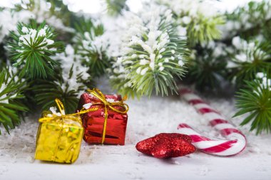 Noel süsleri, hediyeler ve köknar ahşap bir masa dallarda.