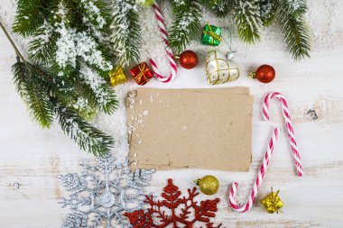 Noel dekorasyonu ve eski kağıt üzerinde kahverengi ahşap masa. Snowfl