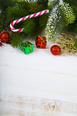 Noel süsleri, hediyeler ve köknar ahşap bir masa dallarda.