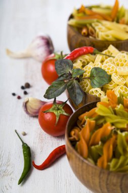 Makarna ve malzemeler: biber, domates, fesleğen, sarımsak ve parsle