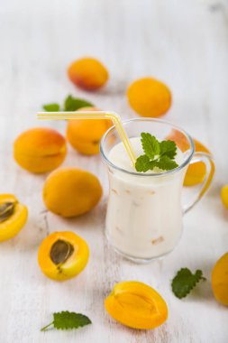 Güler yüzlü veya ahşap bir masa üzerinde yaban mersini ile yoğurt. Lezzetli