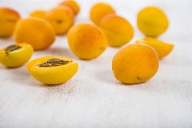 Ahşap masa lambası yakın çekim üzerinde olgun sarı kayısı.