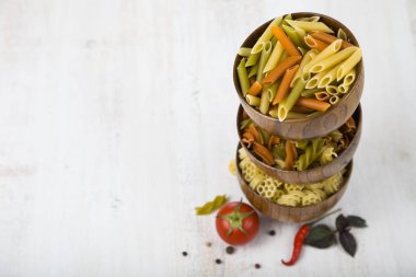 Makarna ve malzemeler: biber, domates, fesleğen, sarımsak ve parsle