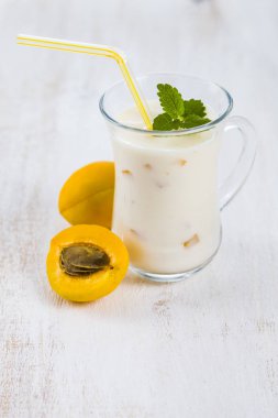 Güler yüzlü veya ahşap bir masa üzerinde yaban mersini ile yoğurt. Lezzetli