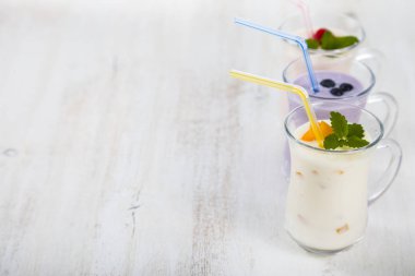 Smoothies veya taze çilek ile yoğurt. Raspberr ile milkshakes