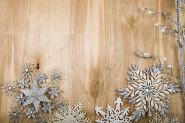 Ezüst hópelyhek és egy fából készült asztal dekoratív gally. Karácso — Stock Fotó