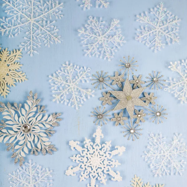 Ασημί διακοσμητικές νιφάδες χιονιού πάνω σε μπλε φόντο ξύλινη. Ο Χριστός — Φωτογραφία Αρχείου