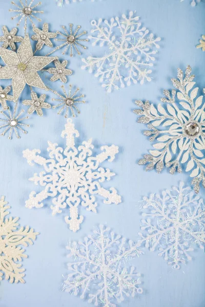 Fiocchi di neve decorativi d'argento su uno sfondo di legno blu. Cristo santo! — Foto Stock